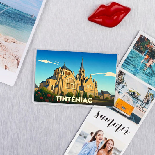 Magnet souvenir de la ville de Tinténiac avec une illustration stylisée de son église.