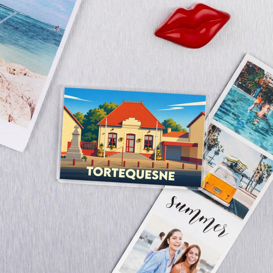 Magnet souvenir de la ville de Tortequesne avec une illustration stylisée d'un bâtiment emblématique.