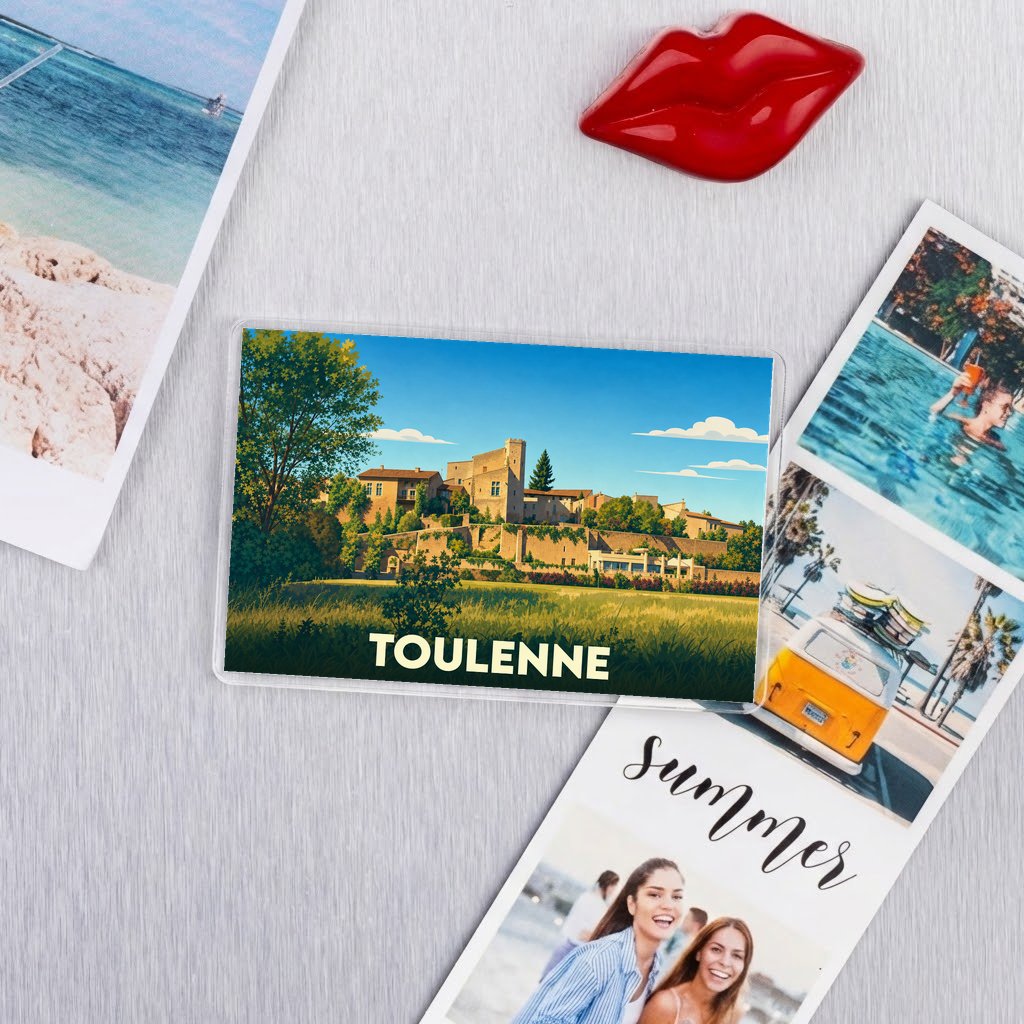 Magnet rectangulaire souvenir de la ville de Toulenne avec une illustration stylisée de son paysage.