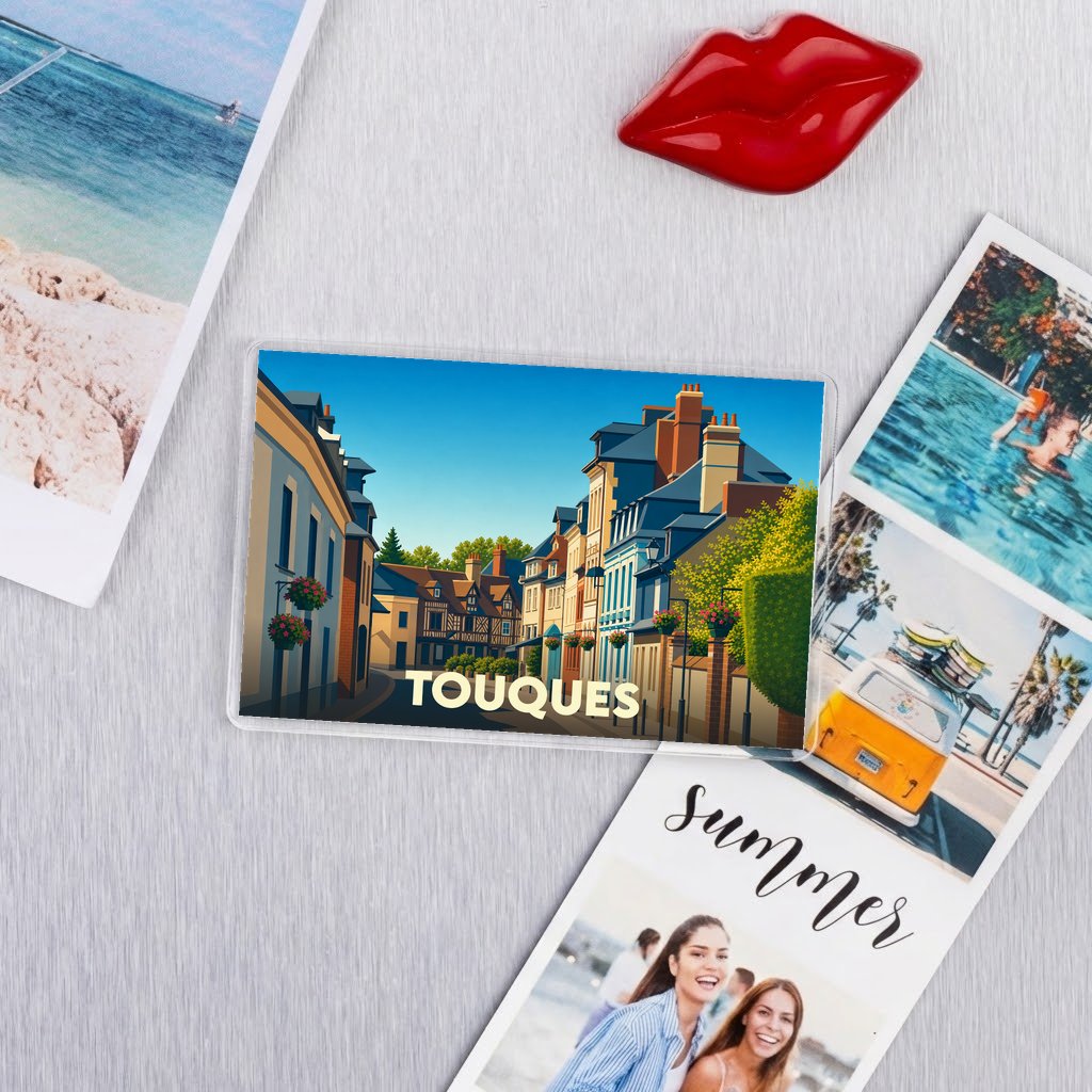 Magnet souvenir de la ville de Touques avec une illustration stylisée de ses rues pittoresques.