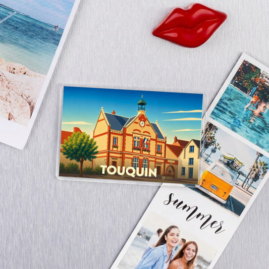 Magnet souvenir de la ville de Touquin avec une illustration stylisée de sa mairie.