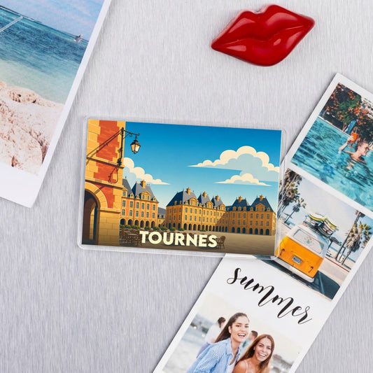 Magnet souvenir de la ville de Tournes avec une illustration stylisée de son architecture.