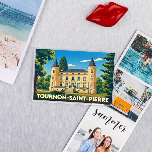 Magnet souvenir de la ville de Tournon-Saint-Pierre illustrant un château entouré de verdure dans un style graphique.