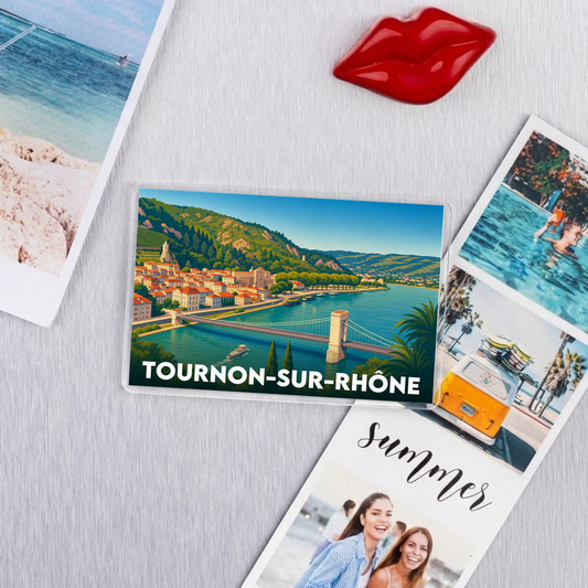 Magnet souvenir de la ville de Tournon-sur-Rhône avec une illustration stylisée.