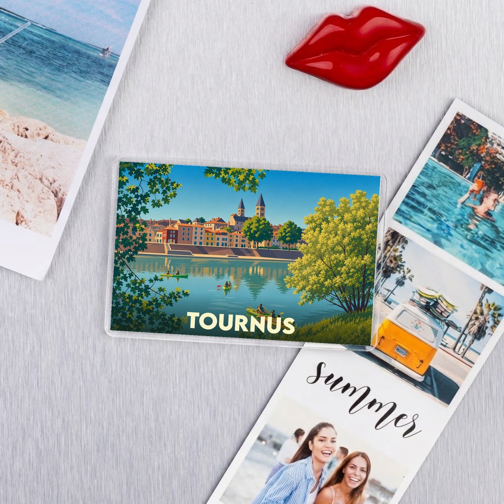Magnet souvenir de la ville de Tournus avec une illustration stylisée d'un paysage fluvial.