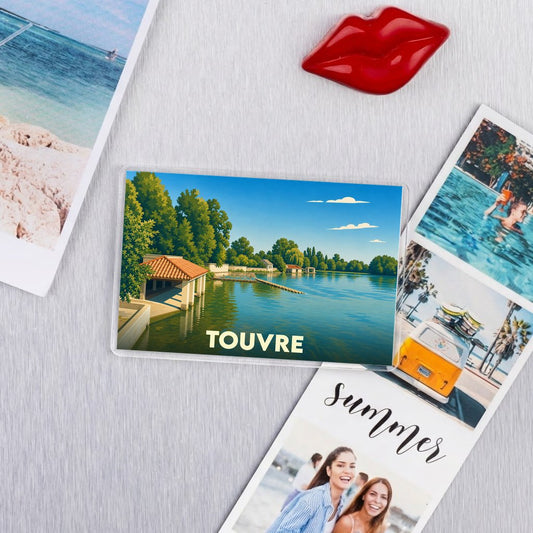Magnet souvenir de la ville de Touvre avec une illustration stylisée des bords de l'eau.