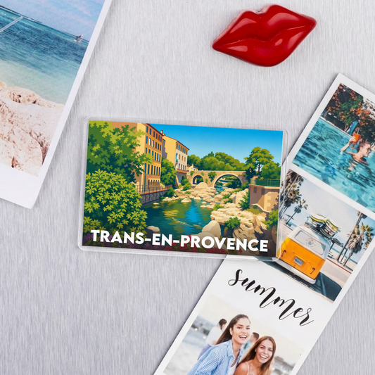 Magnet souvenir de la ville de Trans-en-Provence avec une illustration colorée et stylisée de son pont.