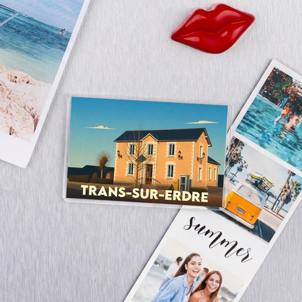 Magnet souvenir de la ville de Trans-sur-Erdre avec une illustration stylisée de sa mairie.