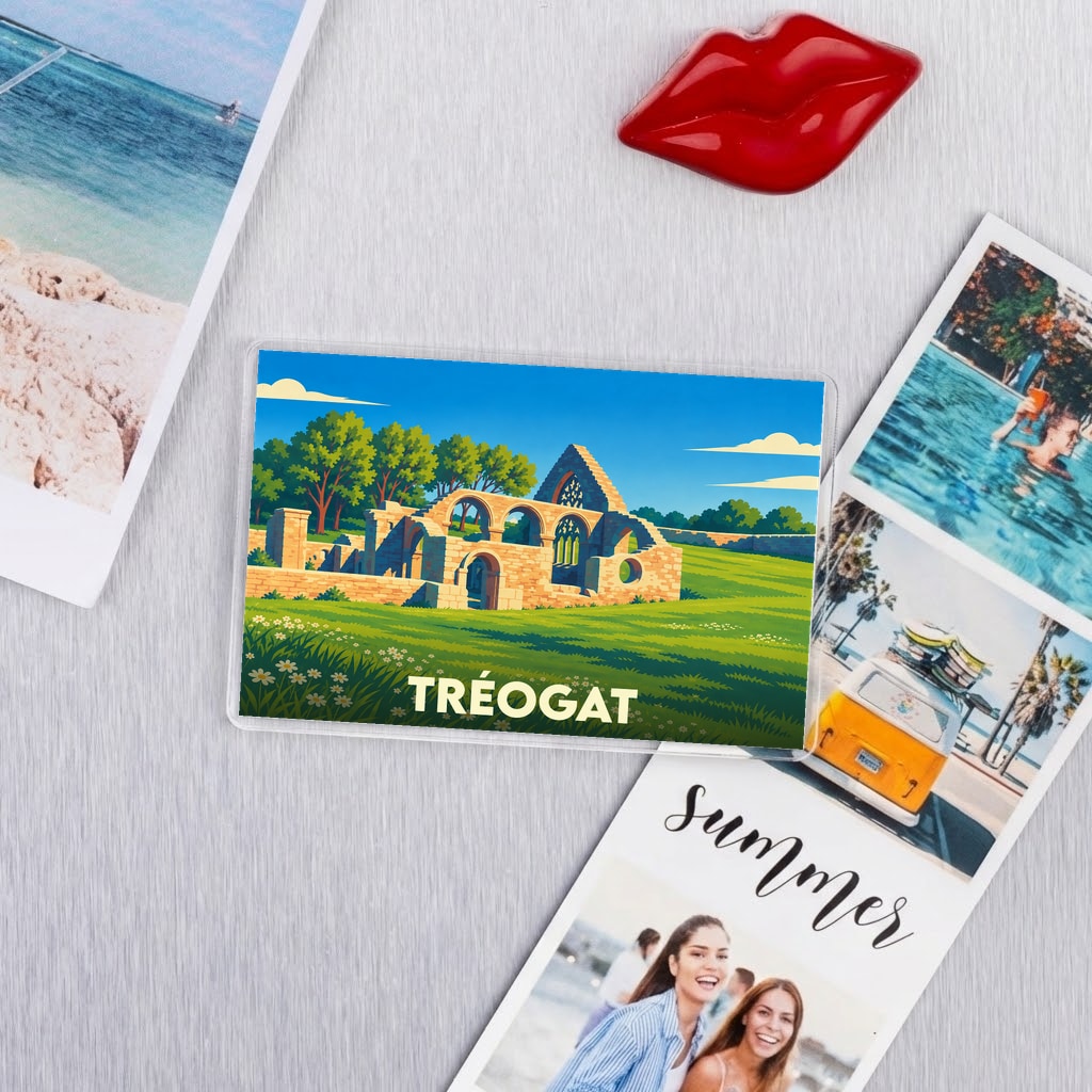 Magnet souvenir de la ville de Tréogat avec une illustration stylisée des ruines de sa chapelle.