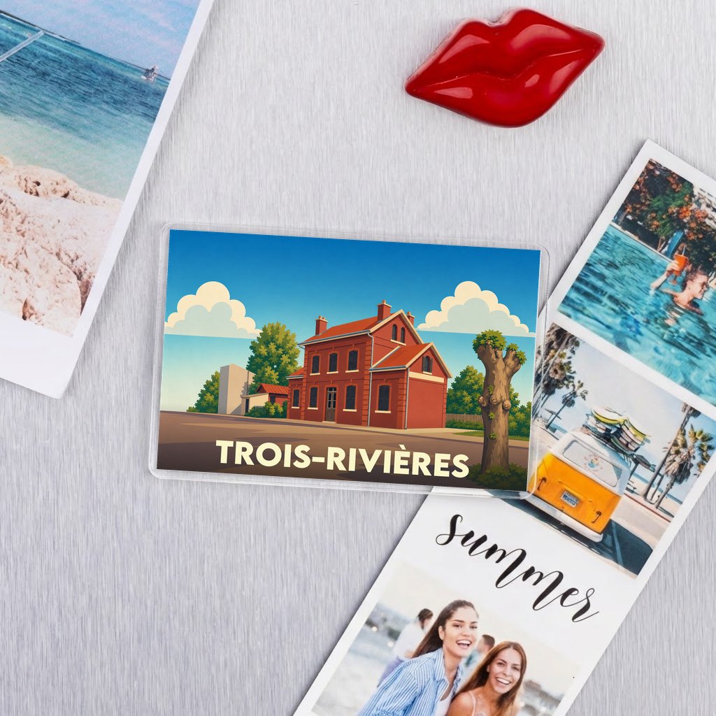 Magnet souvenir de la ville de Trois-Rivières illustré d'une maison rouge sous un ciel bleu.