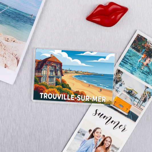 Magnet souvenir de la ville de Trouville-sur-Mer avec une illustration stylisée.