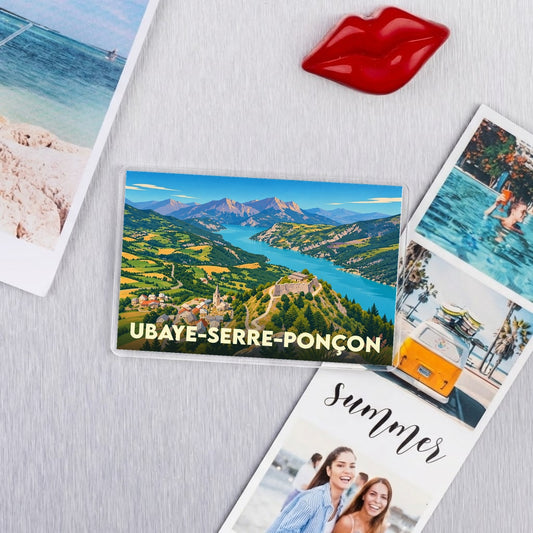 Magnet souvenir de la ville de Ubaye-Serre-Ponçon avec une illustration stylisée d'un paysage de montagne et d'un lac.