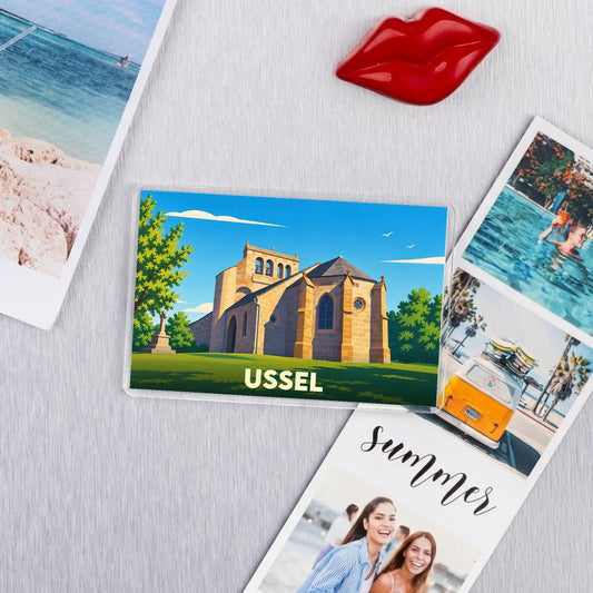 Magnet souvenir de la ville d'Ussel avec une illustration stylisée de son église.