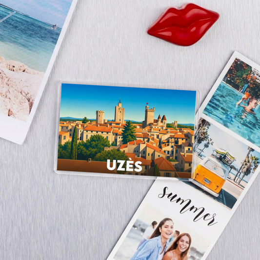 Magnet souvenir de la ville d'Uzès avec une illustration stylisée de son centre historique.