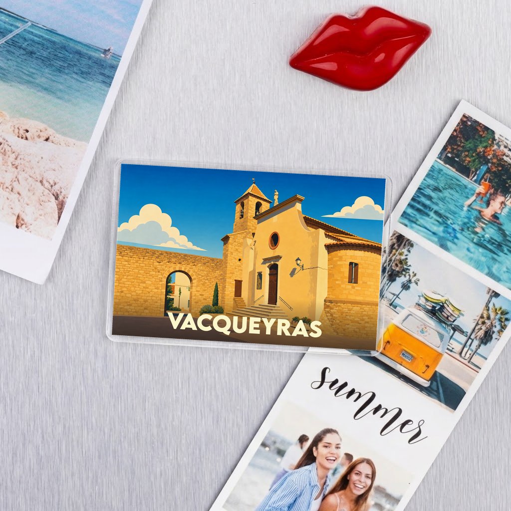 Magnet souvenir de la ville de Vacqueyras avec une illustration stylisée de son église.