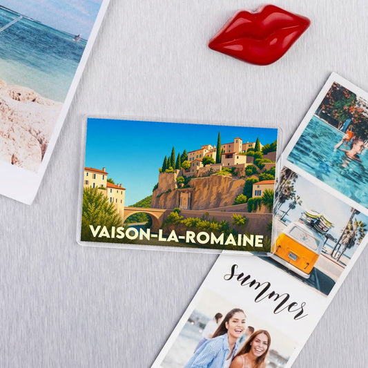 Magnet souvenir de la ville de Vaison-la-Romaine avec une illustration stylisée de son pont romain et de sa cité médiévale.