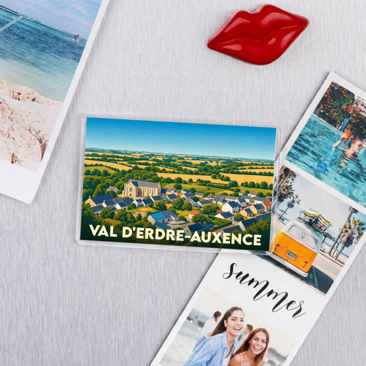 Magnet souvenir de la ville de Val d'Erdre-Auxence avec une illustration stylisée de son paysage rural.