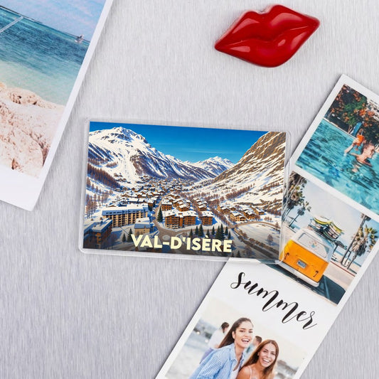 Magnet souvenir de Val-d'Isère avec une illustration colorée de la station de ski enneigée.