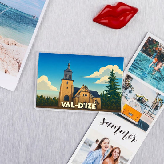 Magnet souvenir de la ville de Val-d'Izé avec une illustration stylisée de son église.