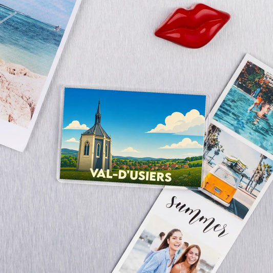 Magnet souvenir de la ville de Val-d'Usiers avec une illustration stylisée de son église et du paysage environnant.