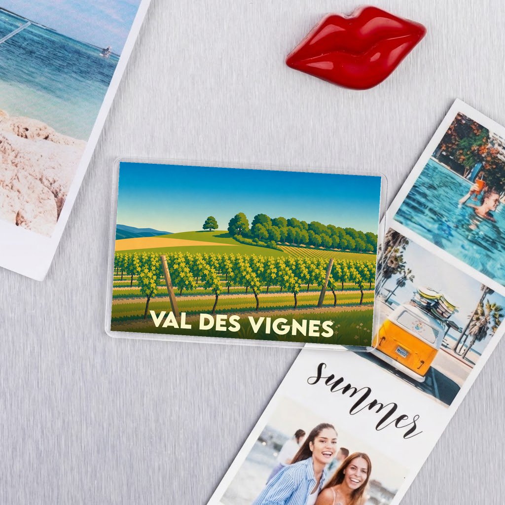 Magnet souvenir de Val des Vignes avec une illustration stylisée de ses paysages de vignobles.