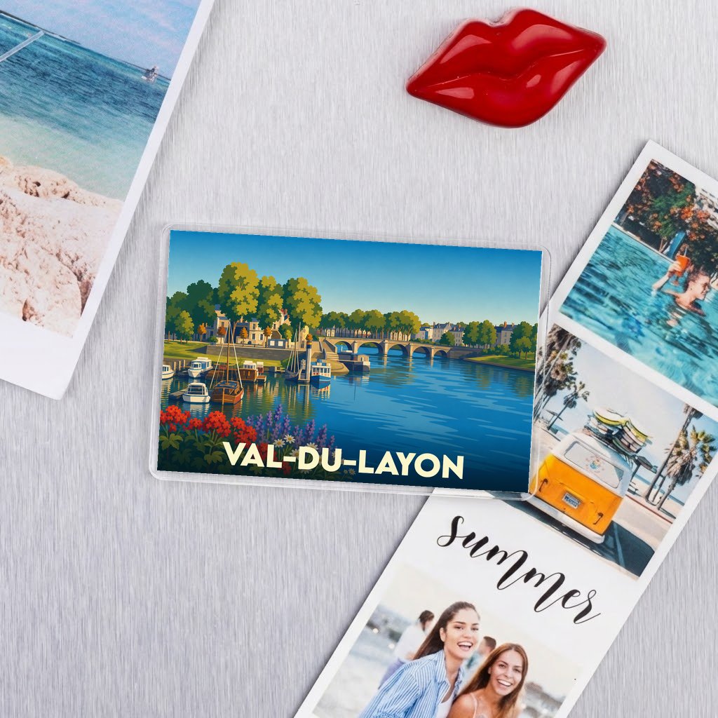 Magnet souvenir de la commune de Val-du-Layon avec une illustration stylisée d'un port fluvial au coucher du soleil.