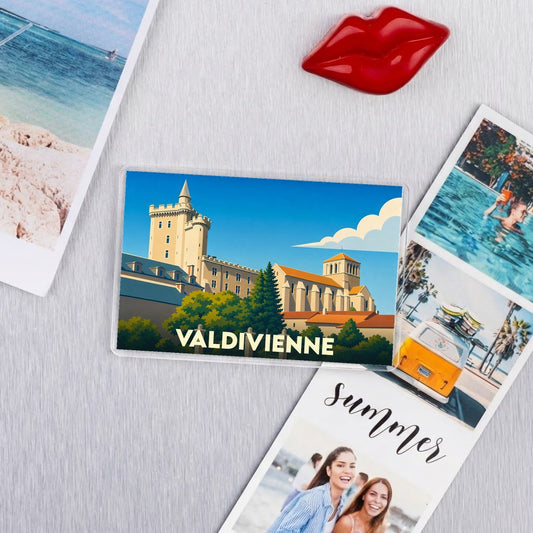 Magnet souvenir de la ville de Valdivienne avec une illustration stylisée de son patrimoine.