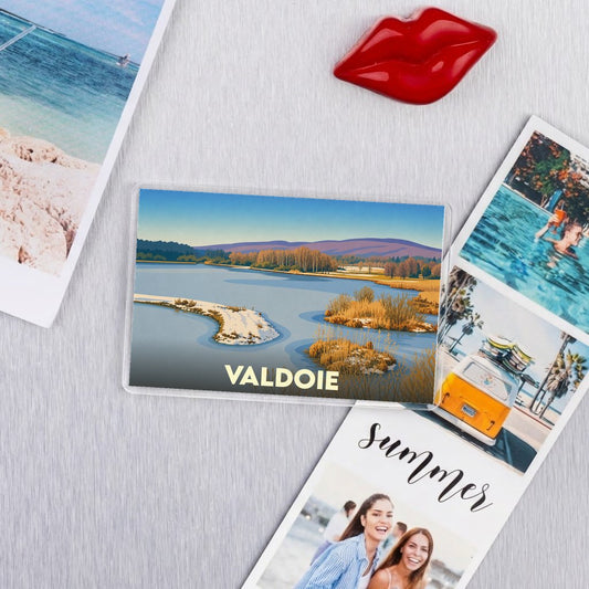 Magnet souvenir de la ville de Valdoie avec une illustration stylisée de ses paysages.