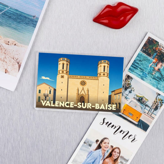 Magnat souvenir de la ville de Valence-sur-Baïse avec une illustration stylisée de son église.