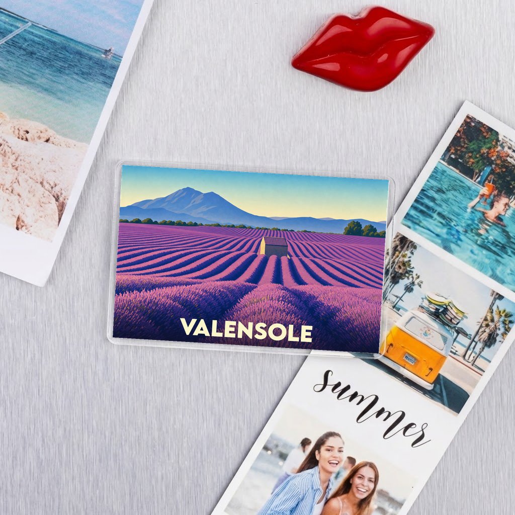 Magnet souvenir de la ville de Valensole avec une illustration stylisée de champs de lavande.