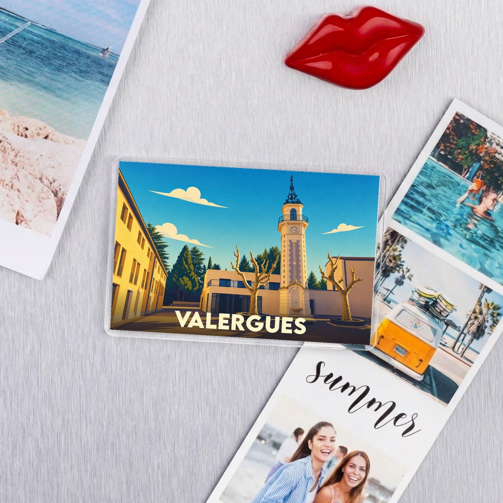 Magnet souvenir de la ville de Valergues avec une illustration stylisée de son clocher.