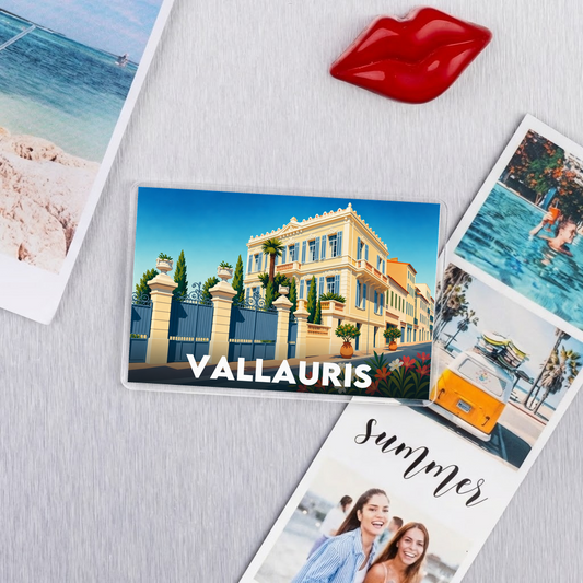 Magnet souvenir de la ville de Vallauris avec une illustration stylisée d'une villa méditerranéenne.