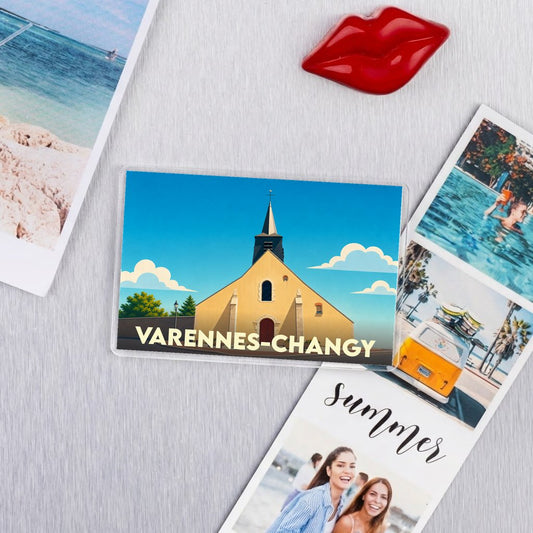 Magnet souvenir de la ville de Varennes-Changy avec une illustration stylisée de son église.