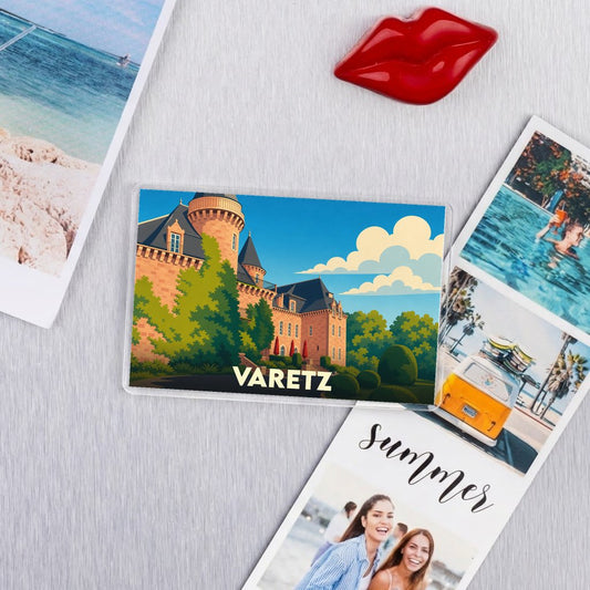 Magnet souvenir de la ville de Varetz représentant une illustration stylisée de son château.