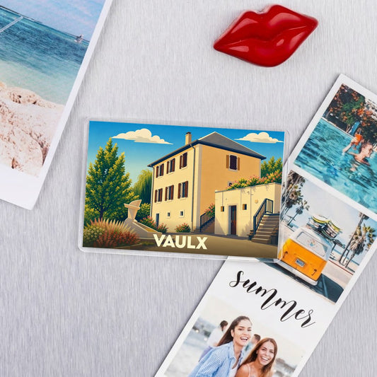 Magnet souvenir de la ville de Vaulx avec une illustration stylisée d'une maison provençale.