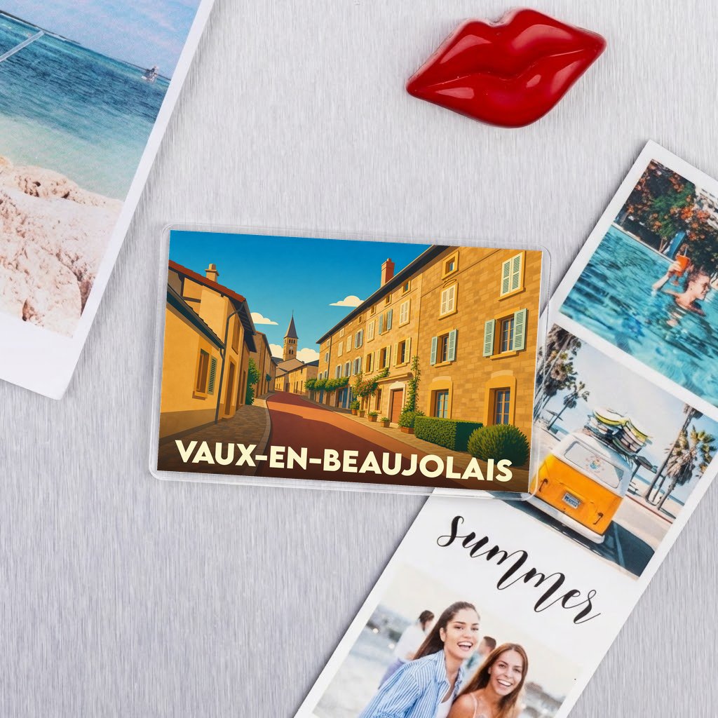 Magnet souvenir de la ville de Vaux-en-Beaujolais avec une illustration colorée et stylisée de ses rues.
