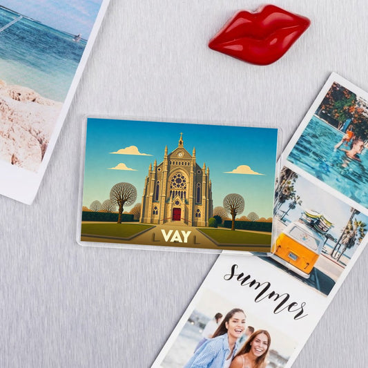 Magnet souvenir de la ville de Vay avec une illustration stylisée de son église.
