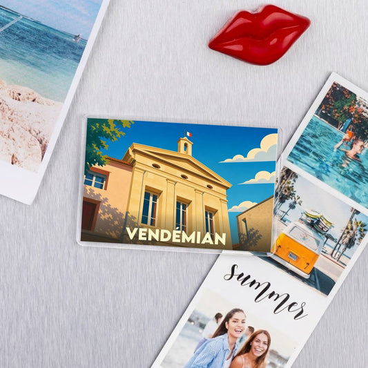 Magnet souvenir de la ville de Vendémian arborant une illustration stylisée de sa mairie.