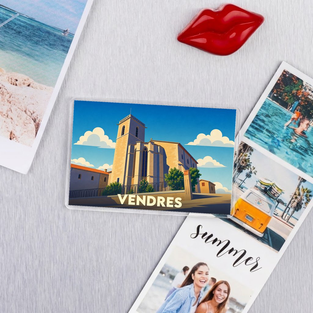 Magnet souvenir de la ville de Vendres avec une illustration stylisée de son église sous un ciel bleu.