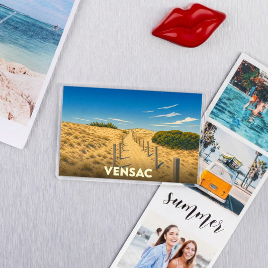Magnet souvenir de la ville de Vensac avec une illustration stylisée d'un chemin à travers les dunes.