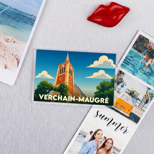 Magnet souvenir de la ville de Verchain-Maugré avec une illustration stylisée de son église.