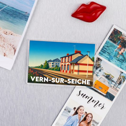 Magnet souvenir de la ville de Vern-sur-Seiche avec une illustration stylisée de sa gare ferroviaire.
