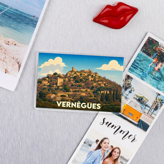 Magnet souvenir de la ville de Vernègues illustrant son village perché et ses ruines historiques.