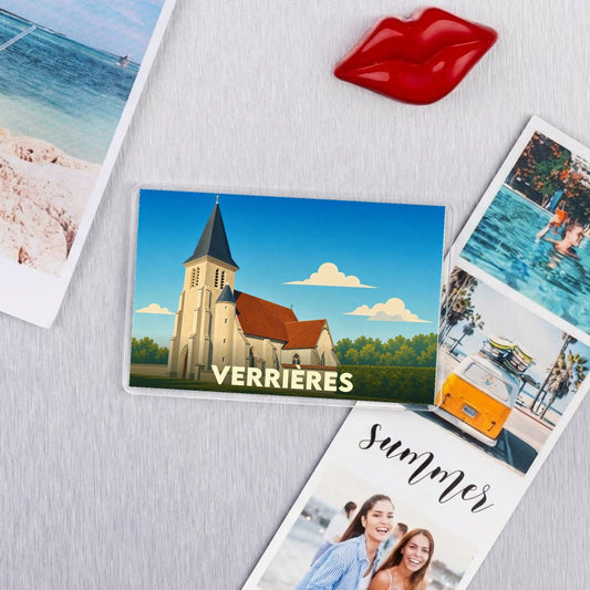 Magnet souvenir de la ville de Verrières avec une illustration stylisée de son église.