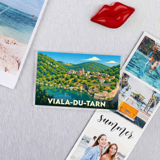 Magnet souvenir de la ville de Viala-du-Tarn avec une illustration paysagère stylisée.
