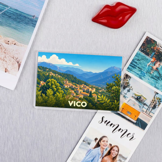Magnet souvenir de la ville de Vico avec une illustration stylisée de son paysage montagneux.