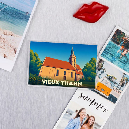 Magnet souvenir de la ville de Vieux-Thann avec une illustration stylisée de son église.