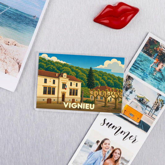Magnet souvenir de la ville de Vignieu avec une illustration stylisée de son hôtel de ville.