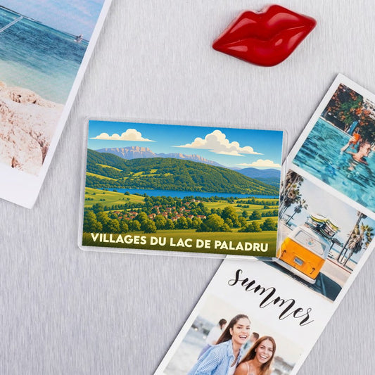 Magnet souvenir de la commune de Villages du Lac de Paladru avec une illustration paysagère stylisée.