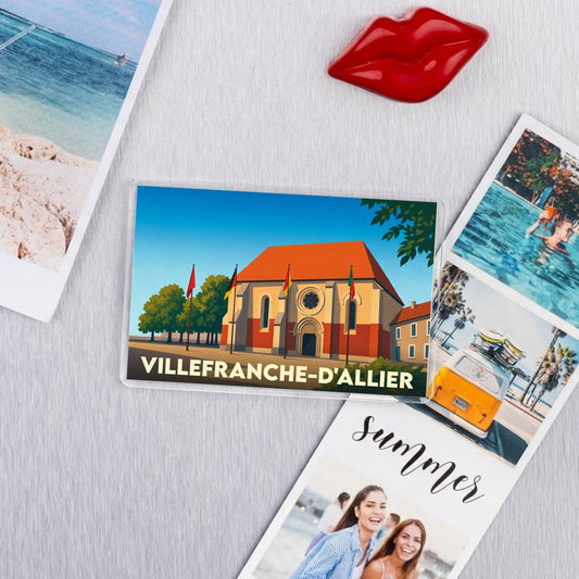Magnet souvenir de la ville de Villefranche-d'Allier avec une illustration stylisée de son église.
